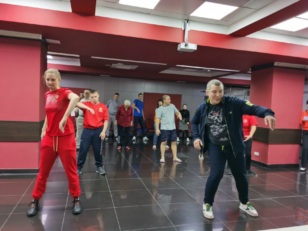 Автор методики Азамат Чинасов демонстрирует систему «Воздушные шаги здоровья»